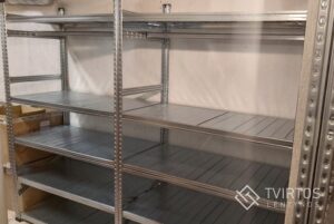 Stelažai su rūbų kabyklomis