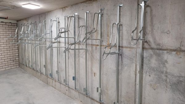 Pasukamas rėmas dviračio laikymui prie sienos